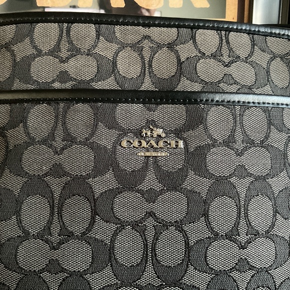 Classic COACH pre-loved cross body bag - Picture 2 of 12